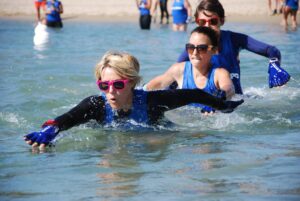 trois femmes faisant du longe côte